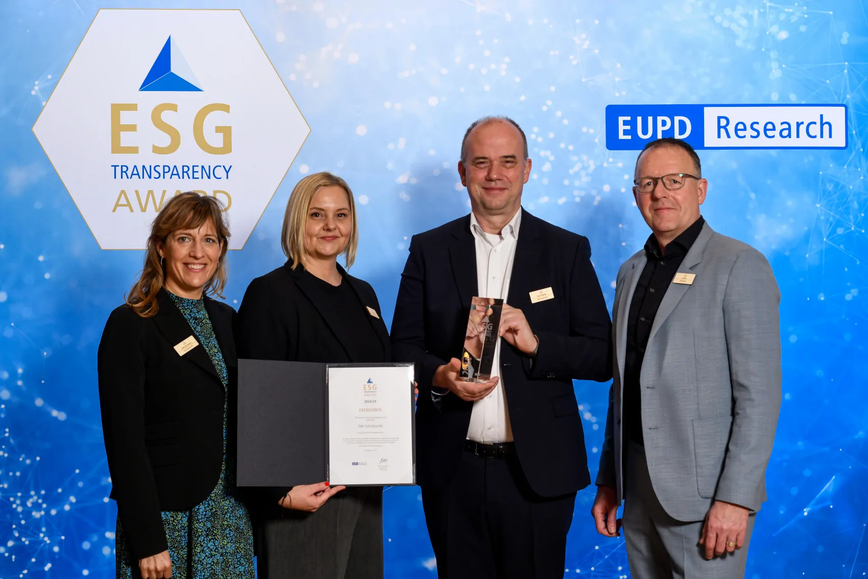 Sabine Oberhausen, Simone Lasnia und Mario Gongolsky nahmen den ESG Transparency Award 2024 von Leo Ganz (EUPD) entgegen.